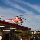 Hubschrauber auf einer Tankstelle in Leverkusen