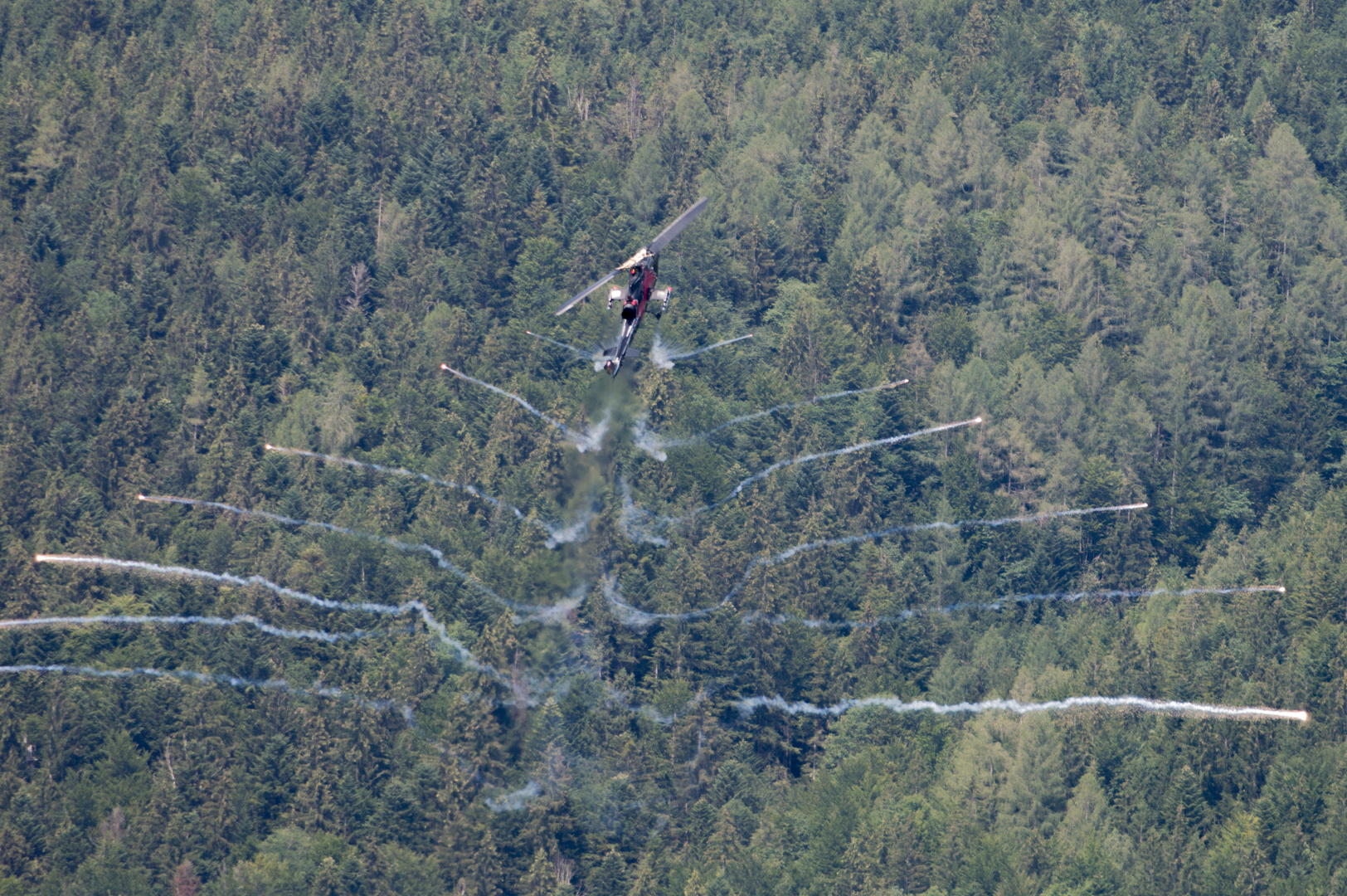 Hubschrauber beim Abfeuern von Raketen / Scalaria 2015
