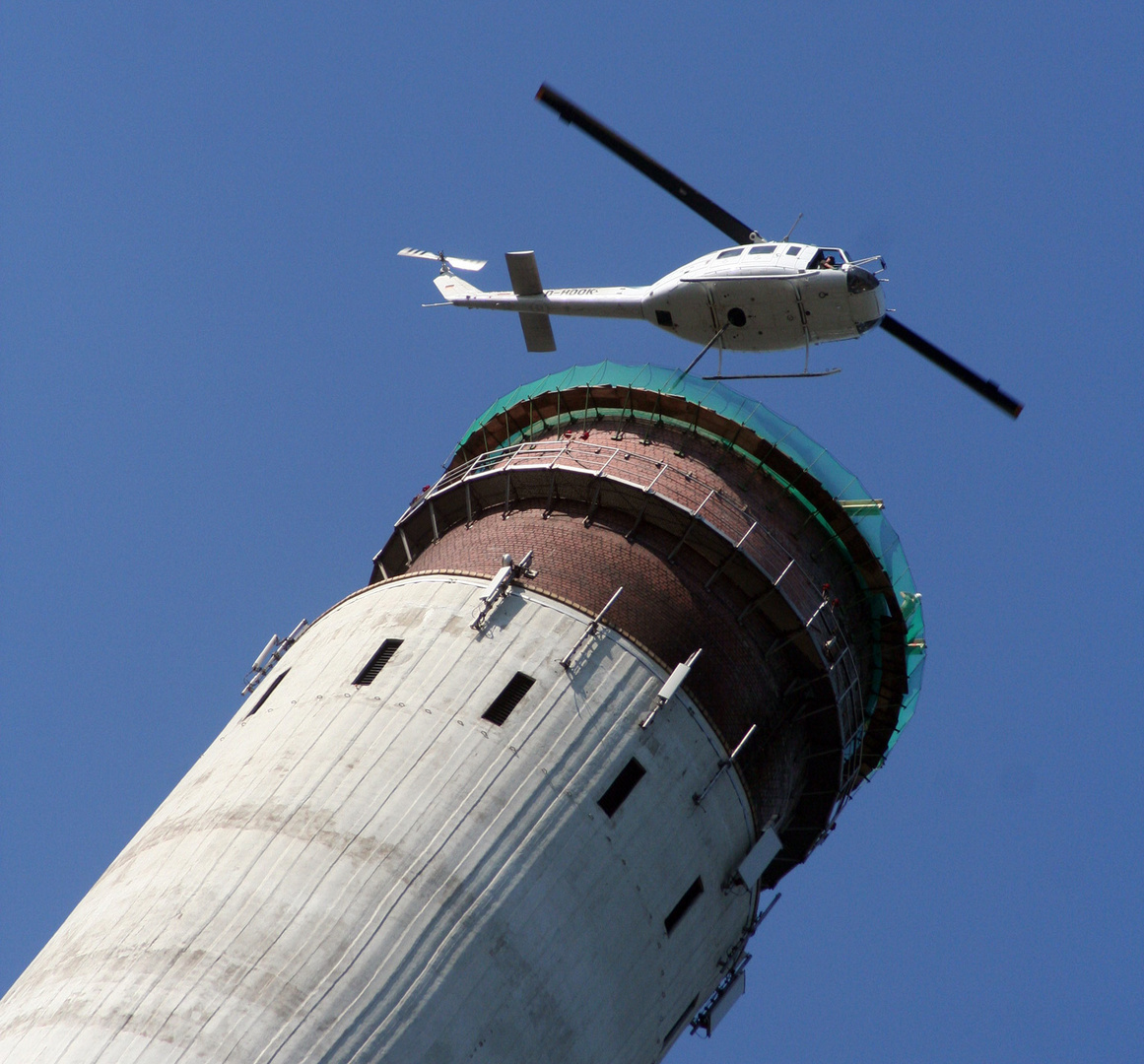 Hubschrauber beim Kaminbau im Einsatz