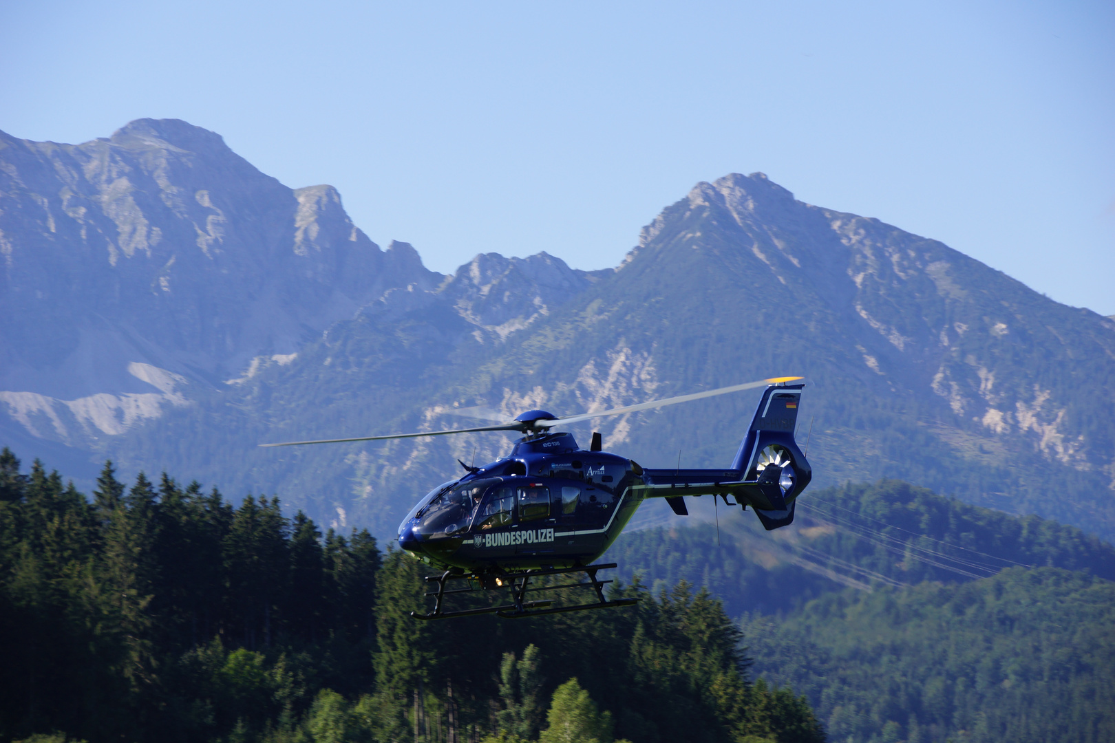 Hubschrauber der Bundespolizei bei Gebirgseinweisung