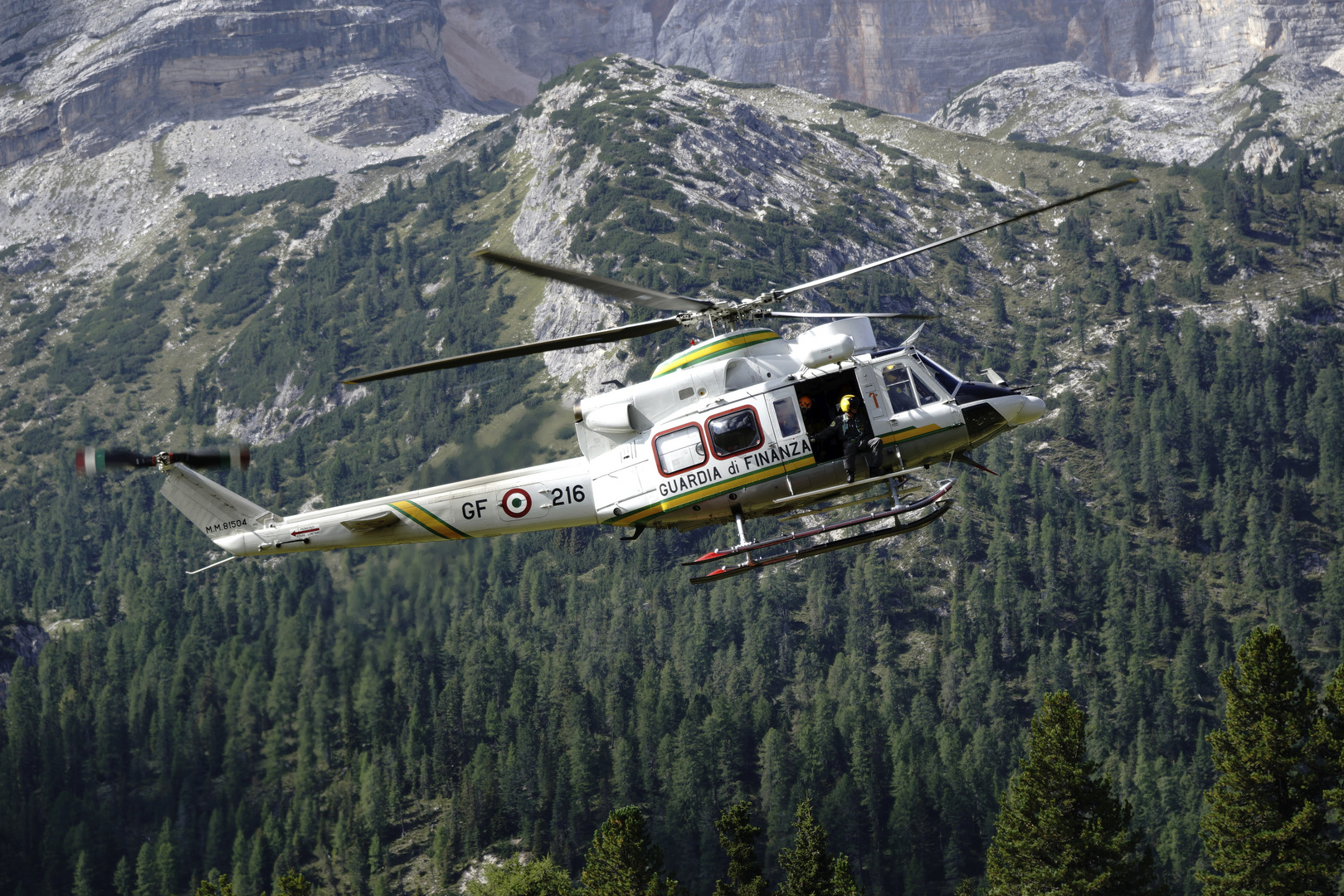 Hubschrauber der Finanzpolizei im Landeanflug 