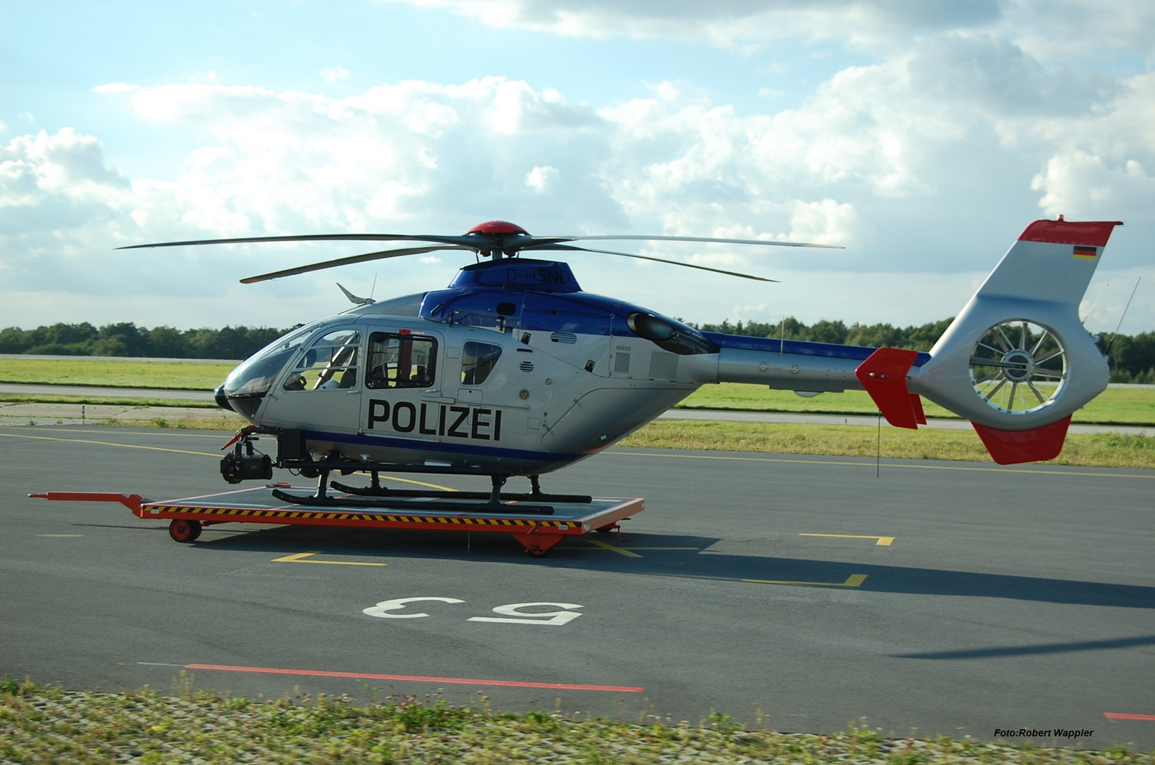 Hubschrauber der Polizei Sachsen auf den Dresdner Flughafen