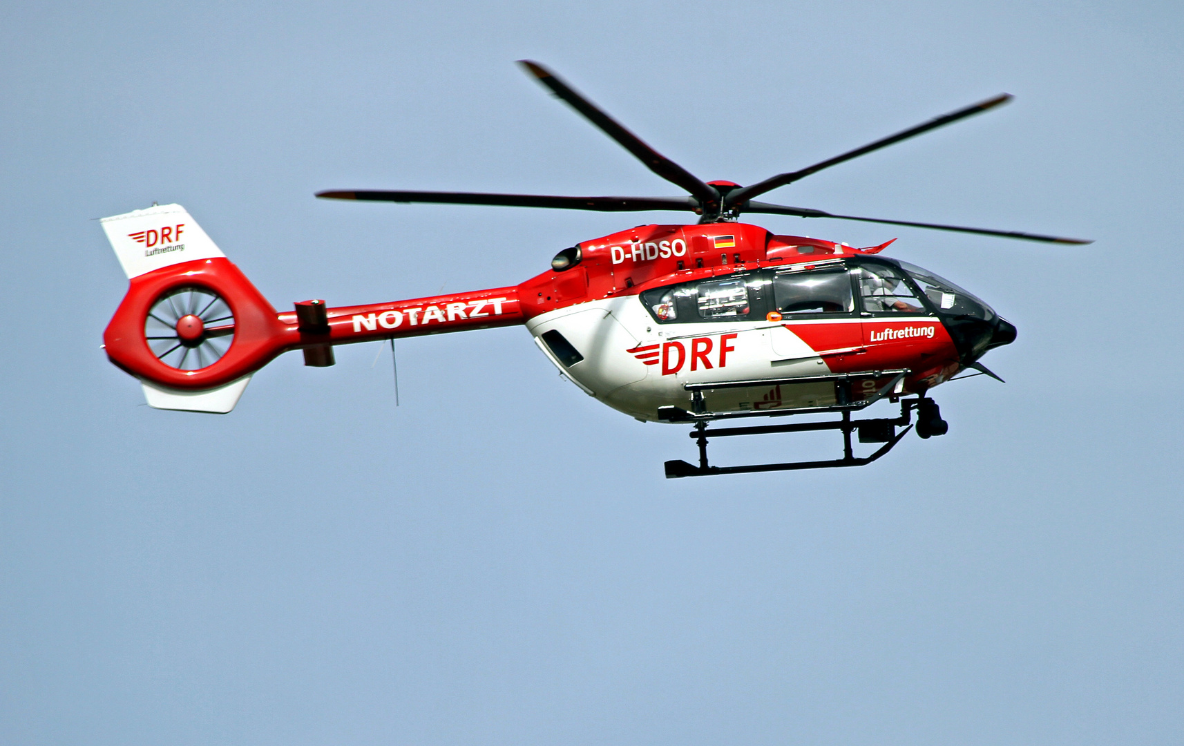 Hubschrauber fliegt über den Zoo Heidelberg