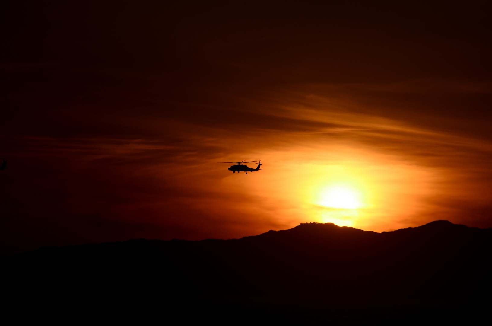 Hubschrauber im Sonnenuntergang