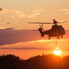 Hubschrauber im Sonnenuntergang