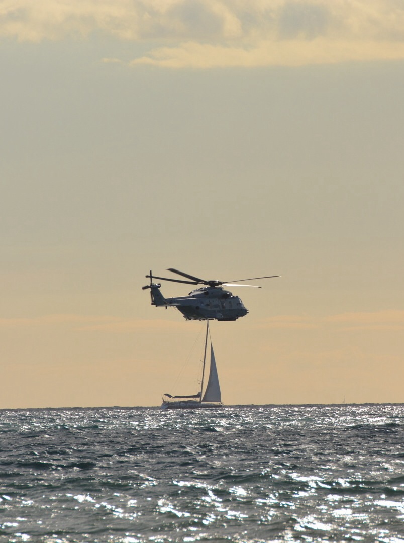 Hubschrauber mit Segelboot in Spanien