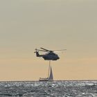 Hubschrauber mit Segelboot in Spanien