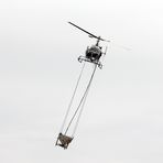 Hubschrauber mit Streugerät