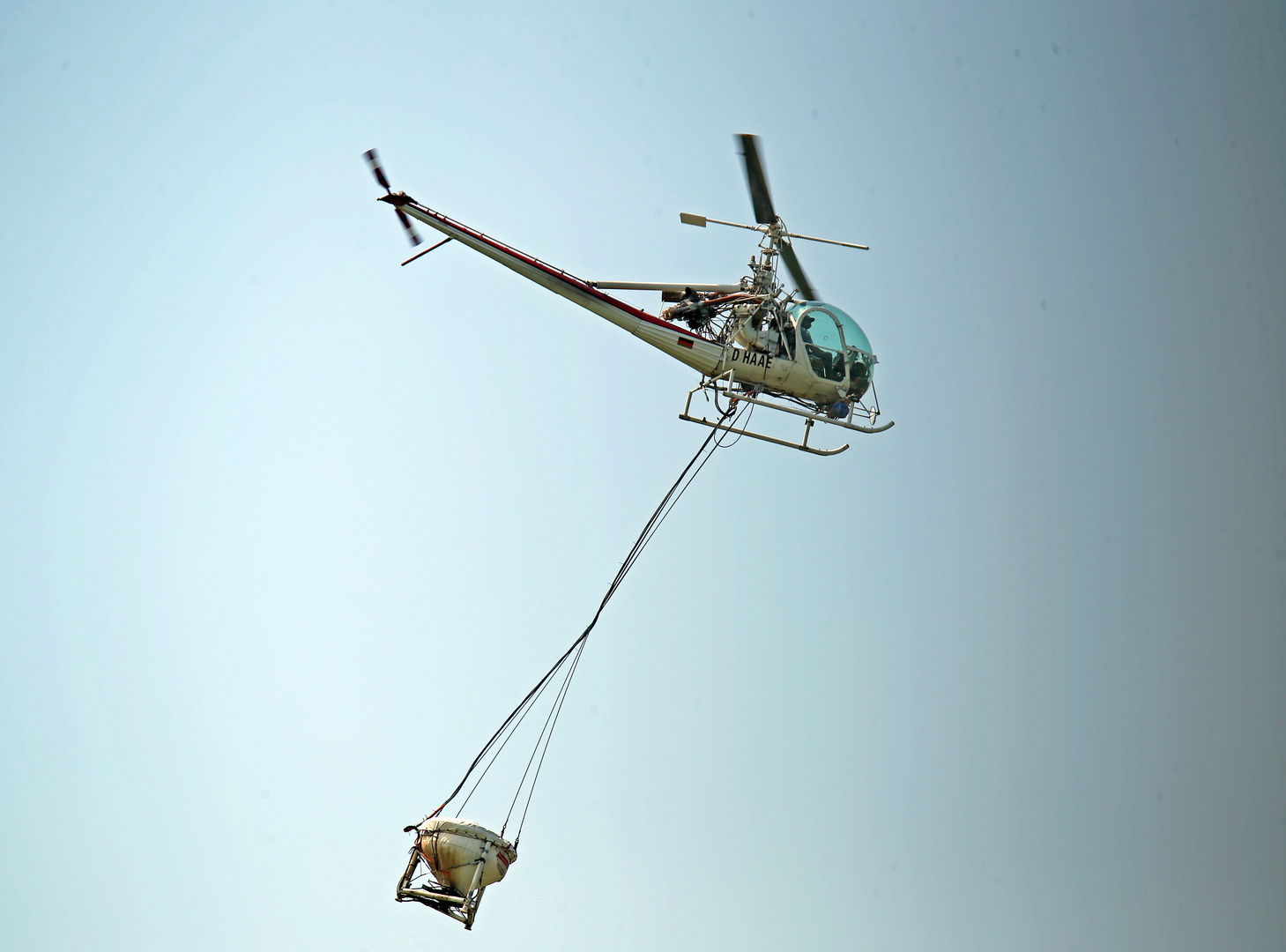 Hubschrauber mit Streugerät D-HAAE