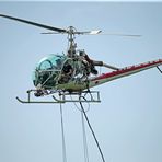 Hubschrauber mit Streugerät zur Bekämpfung von Schnaken D-HAAE