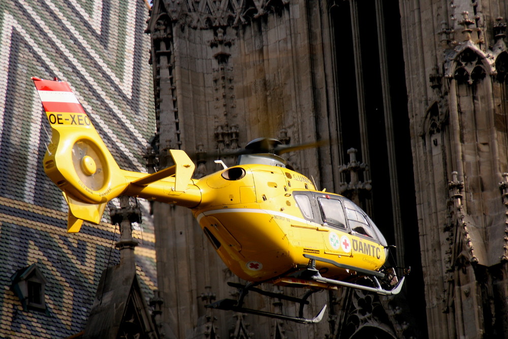 Hubschrauber montiert neues Turmkreuz am Stephansdom