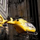 Hubschrauber montiert neues Turmkreuz am Stephansdom