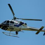 Hubschrauber steht in der Luft