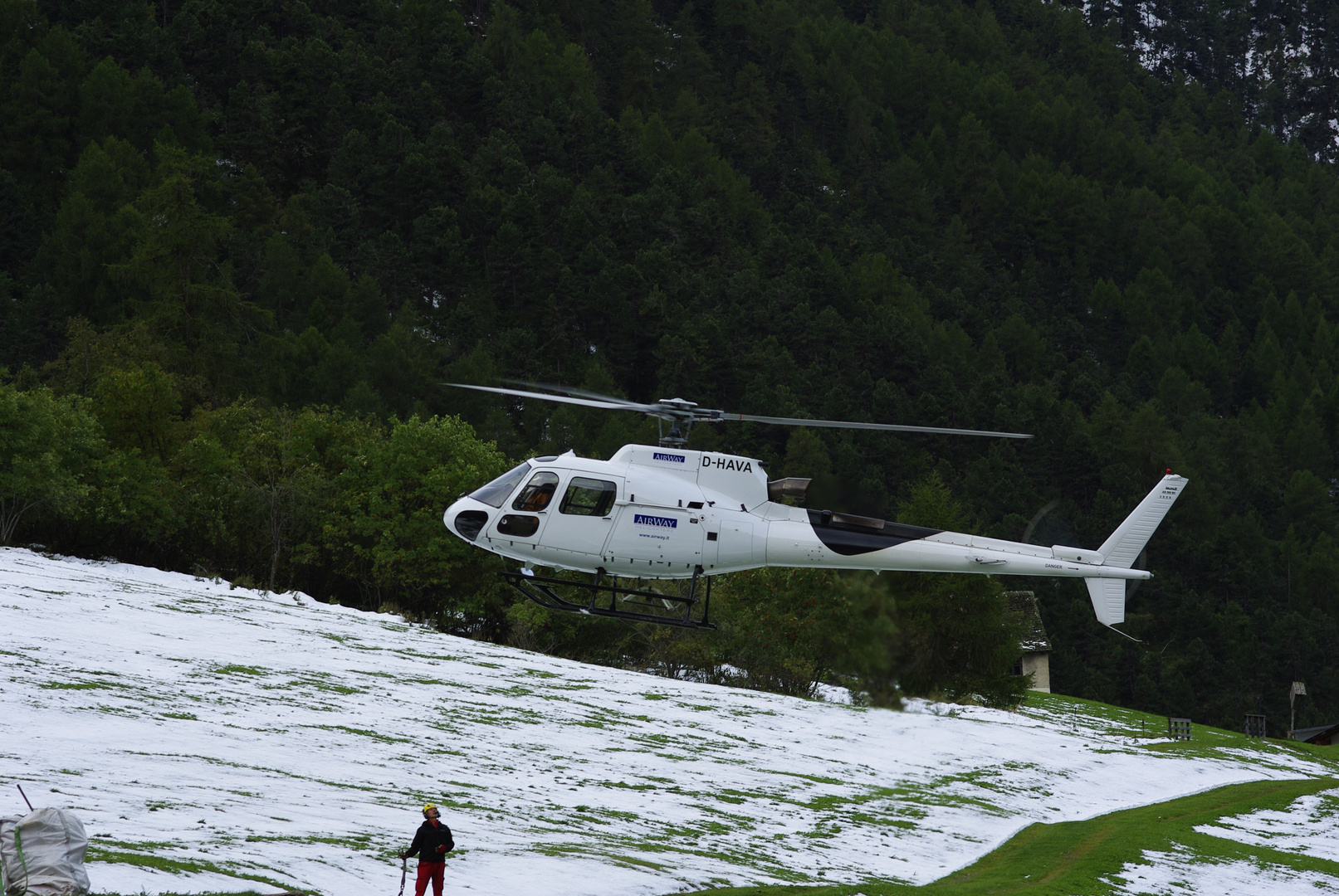 Hubschrauber von AIRWAY.IT im Matschtal beim Glieshof