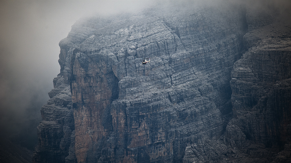 Hubschrauber vor dem Brenta-Massiv