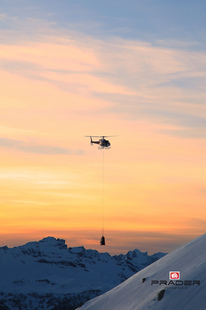 Hubschrauber vor Lawinensprengung