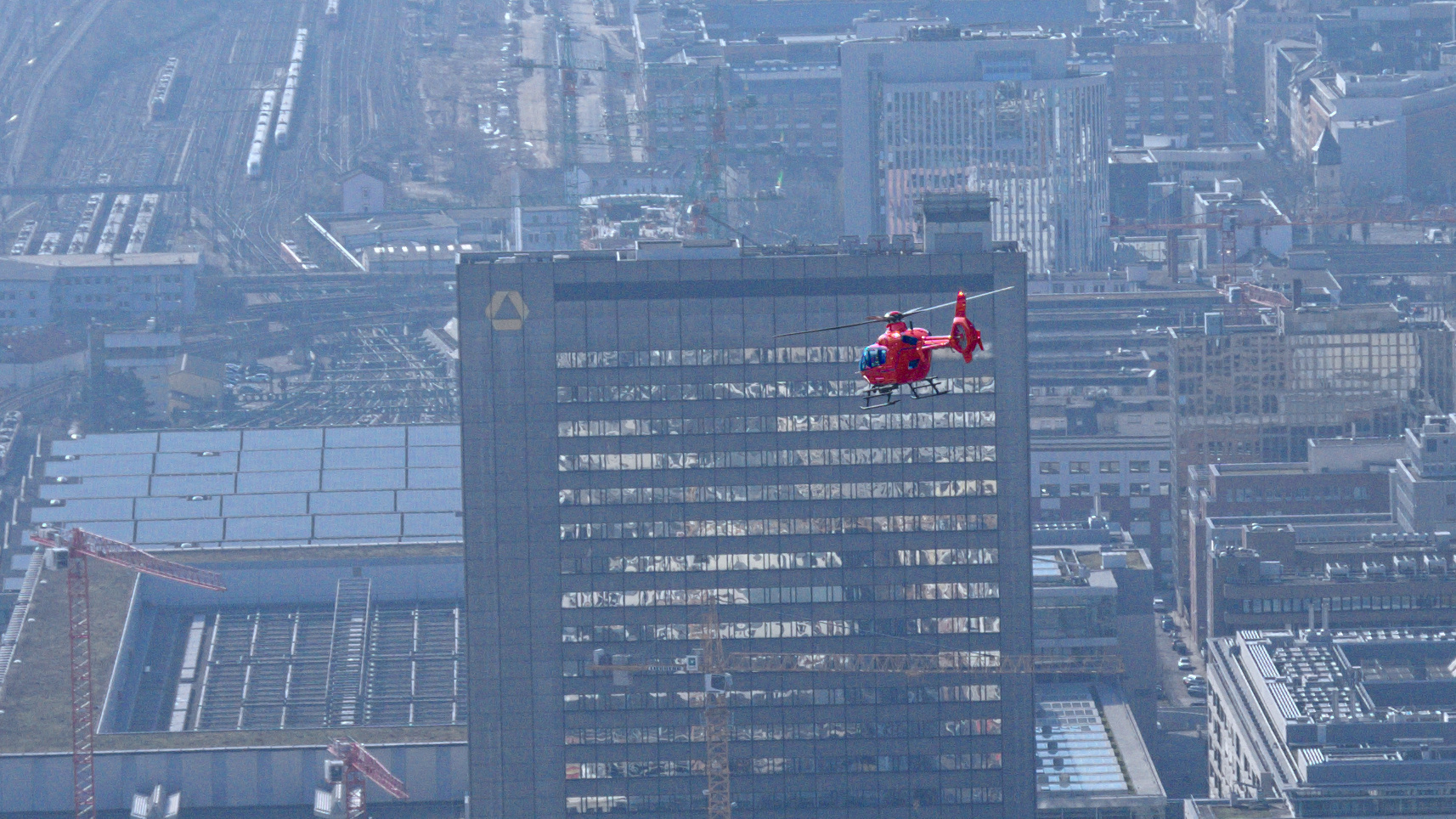 Hubschrauber vor Skyline