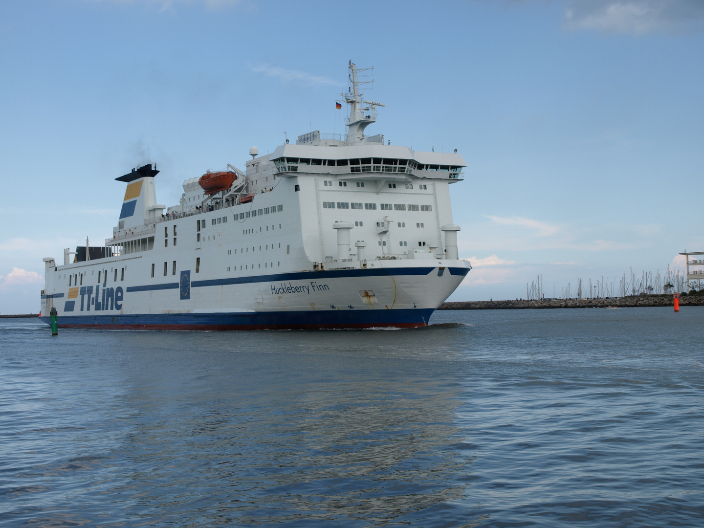 Huckleberry Finn in Warnemünde einlaufend