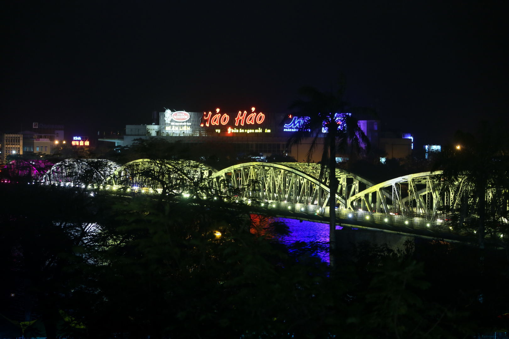 Hue Brücke bei Nacht