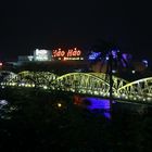 Hue Brücke bei Nacht