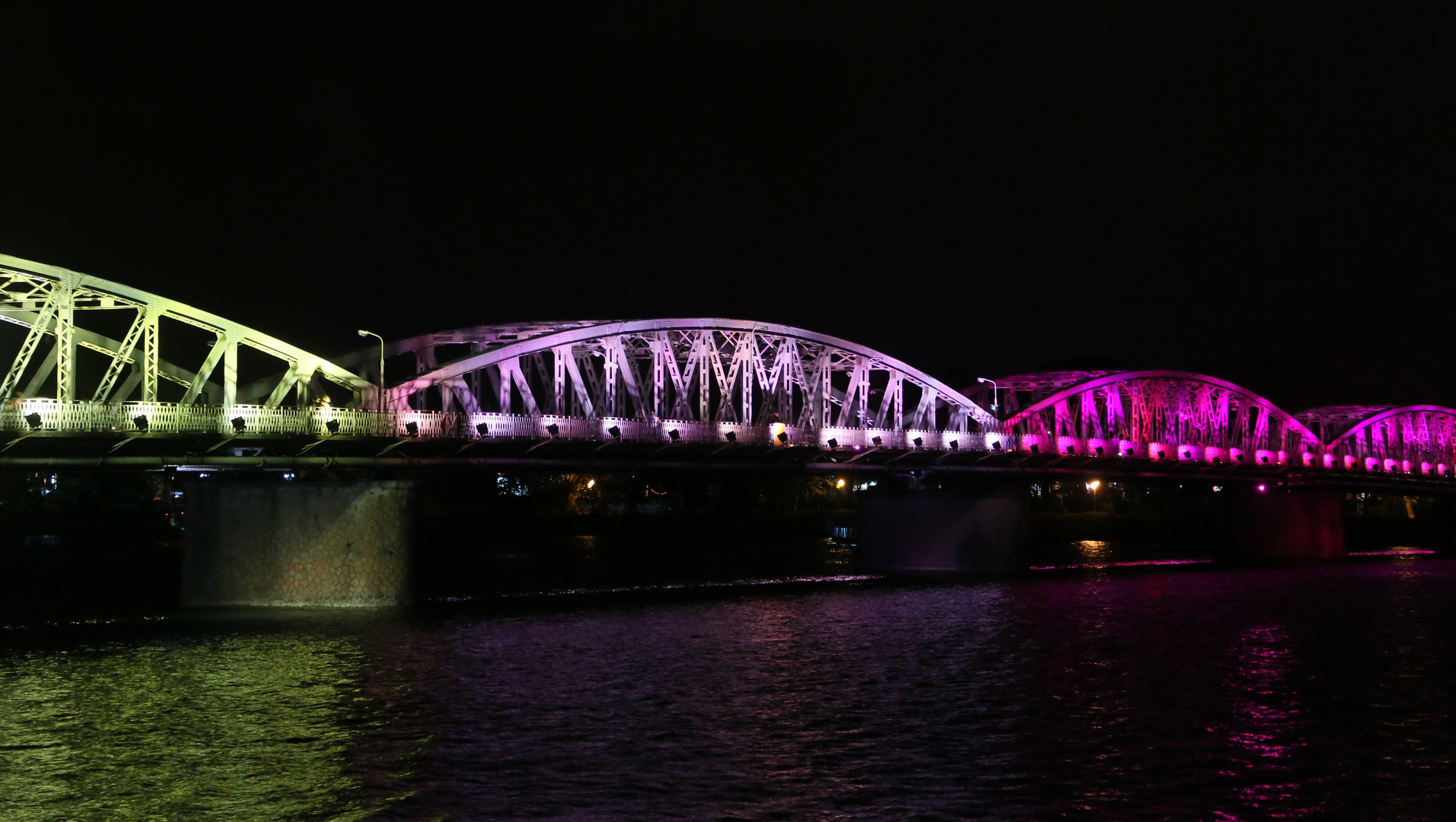 Hue, Brücke bei Nacht