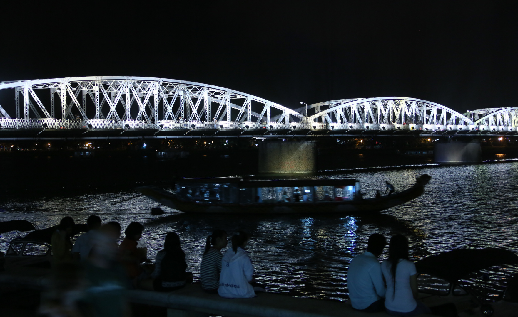 Hue, Brücke bei Nacht in weiß