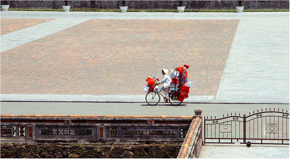 Hue- Platz mit rotem Fahrrad