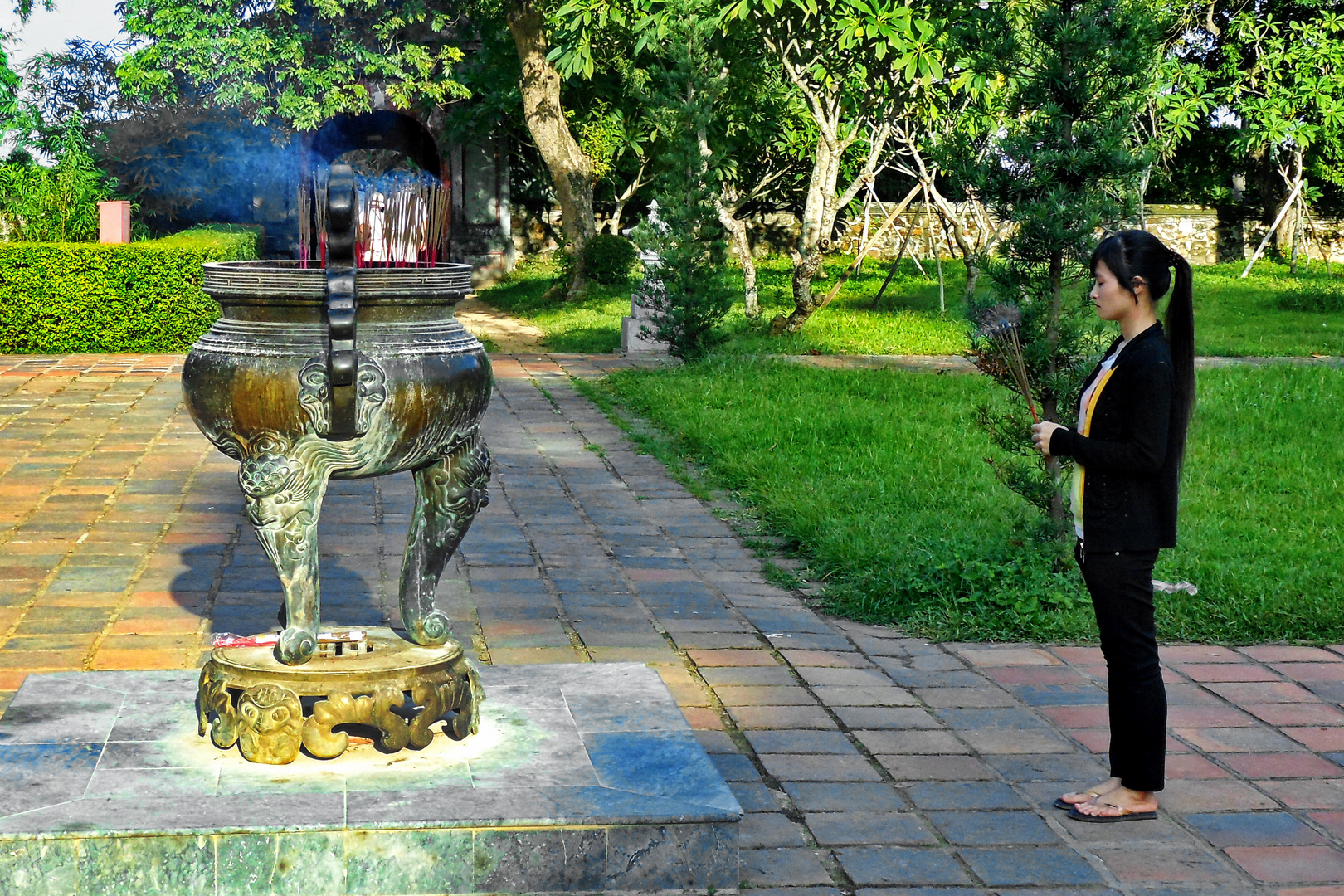 Hue, Thien Mu Pagoda Praying