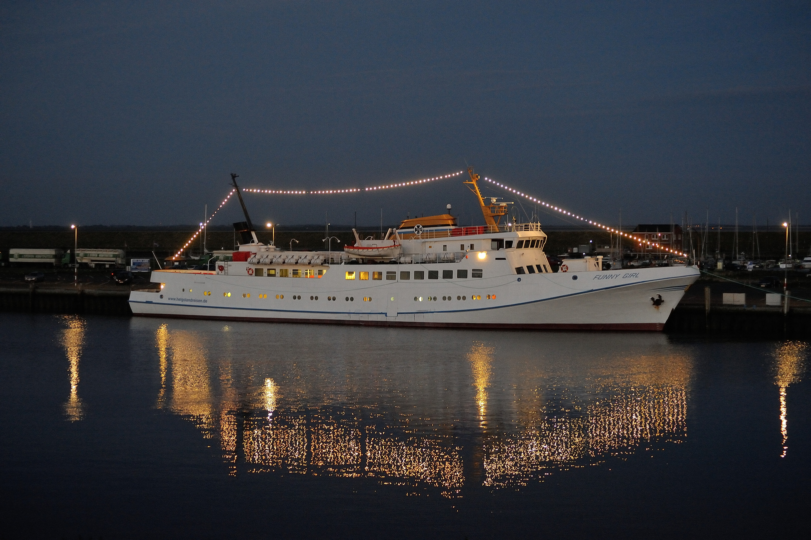 Hübsch beleuchtet steht die 'Funny Girl' im Büsumer Hafen