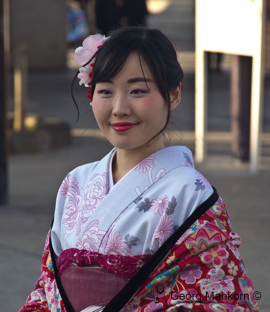 Hübsche Frau im Kimono 