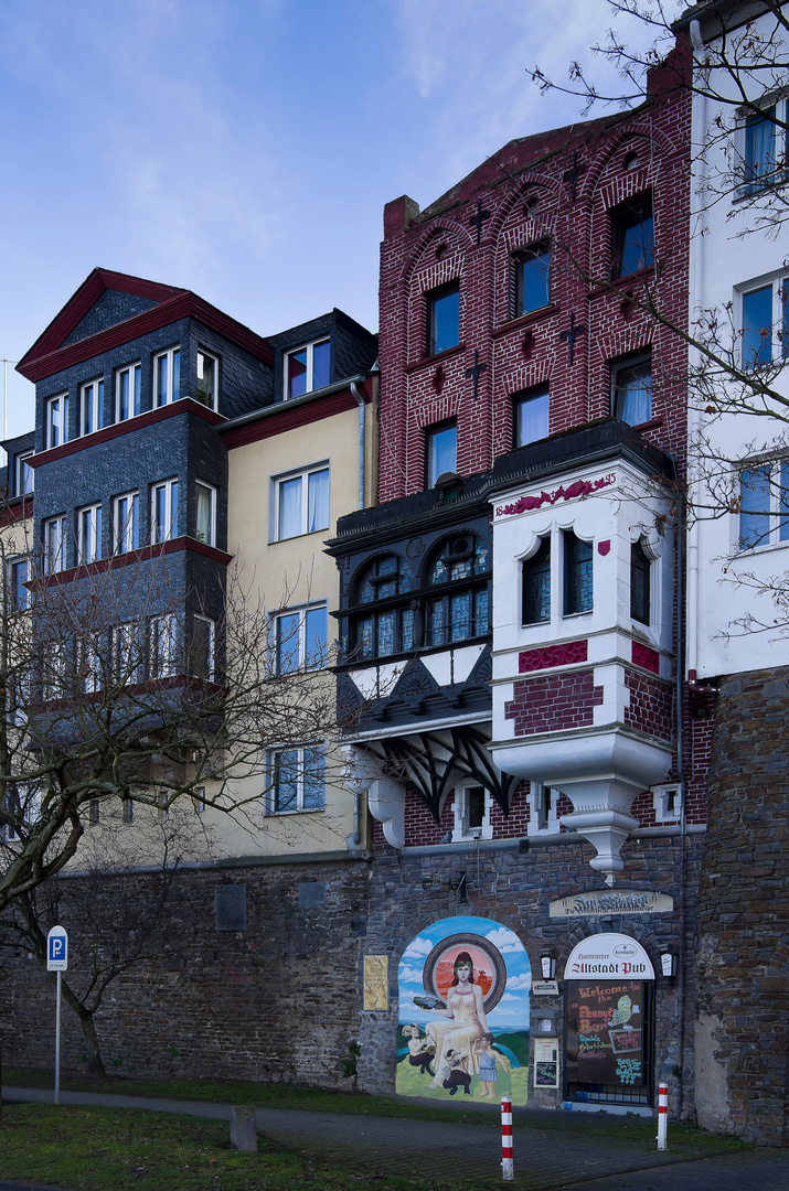 Hübsche Häuserfront am Peter Altmeier Ufer, Koblenz