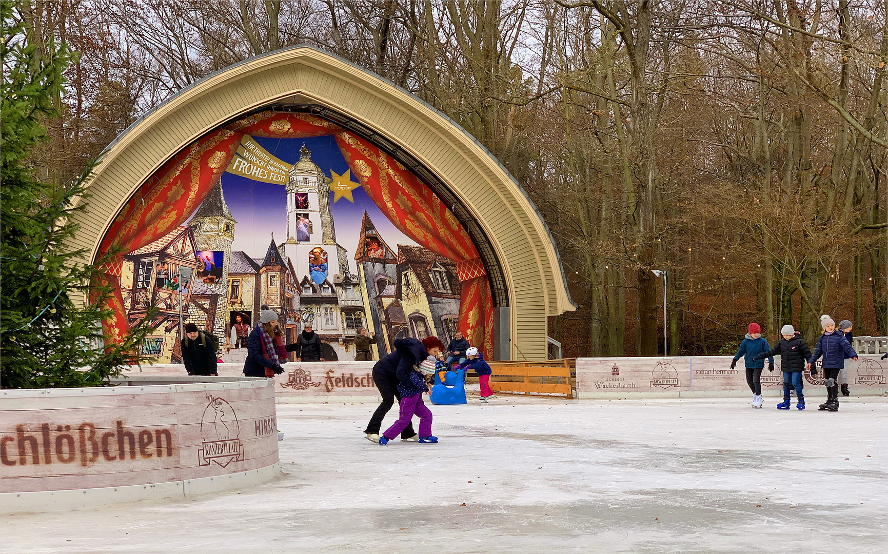 hübsche kleine Eisbahn am Konzertplatz Weißer Hirsch in Dresden