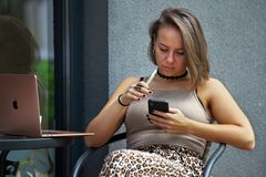 Hübsche Lady mit Smartphone 