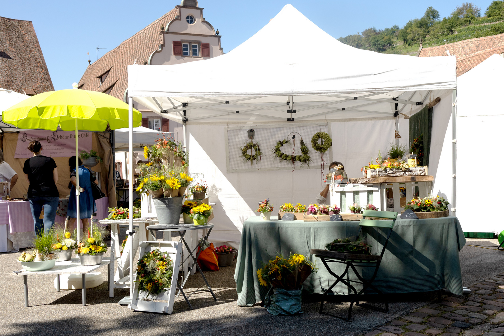 Hübscher Blumen- und Kräuter-Stand