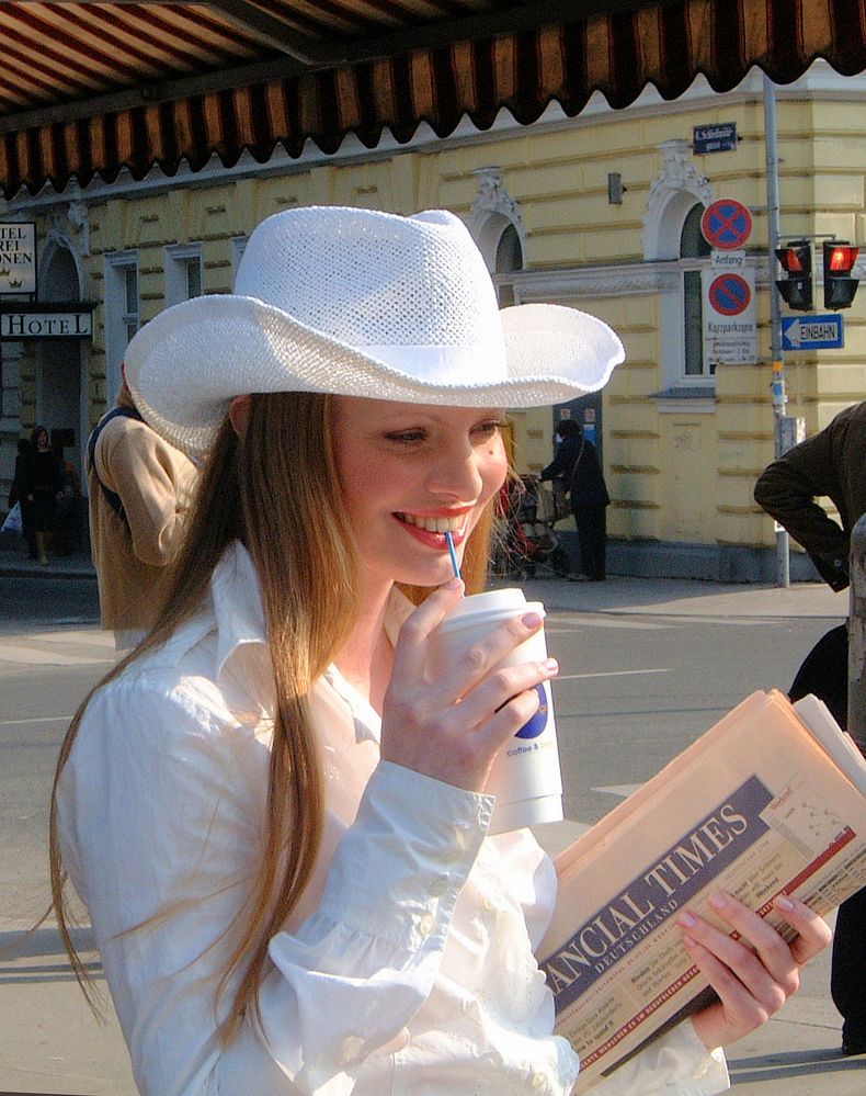 Hübsches junges Girl und  Financialtimes.