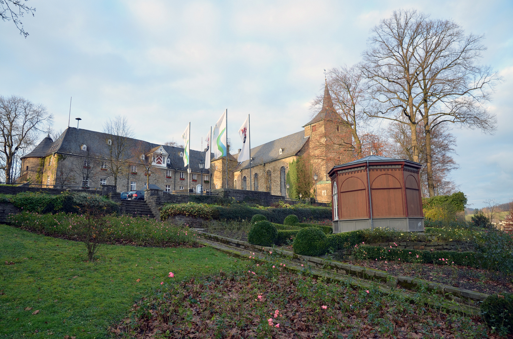 Hückeswagener Schloß mit Pavillon im Rosengarten Foto & Bild