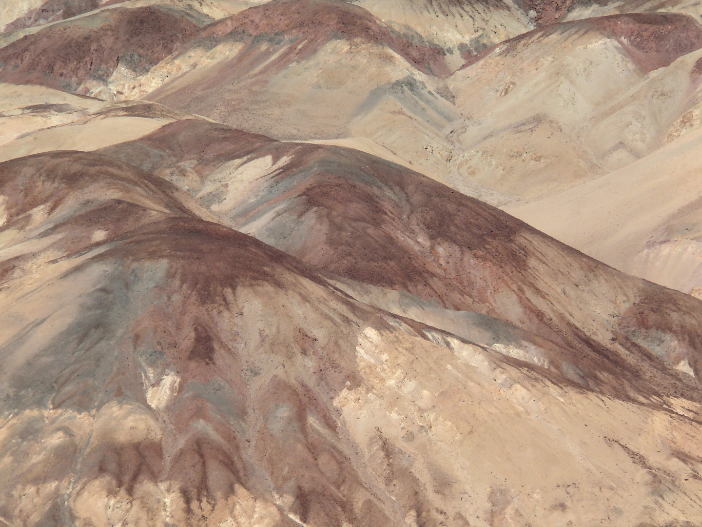 Hügel an der Badwater Road im Death Valley - USA