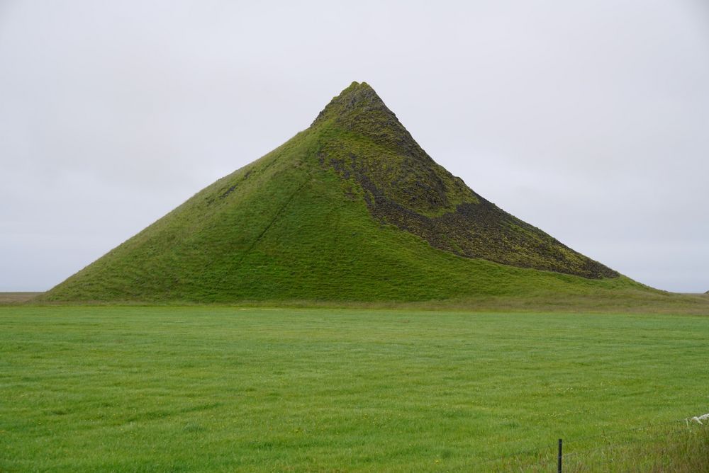 Hügel im Flachen Land
