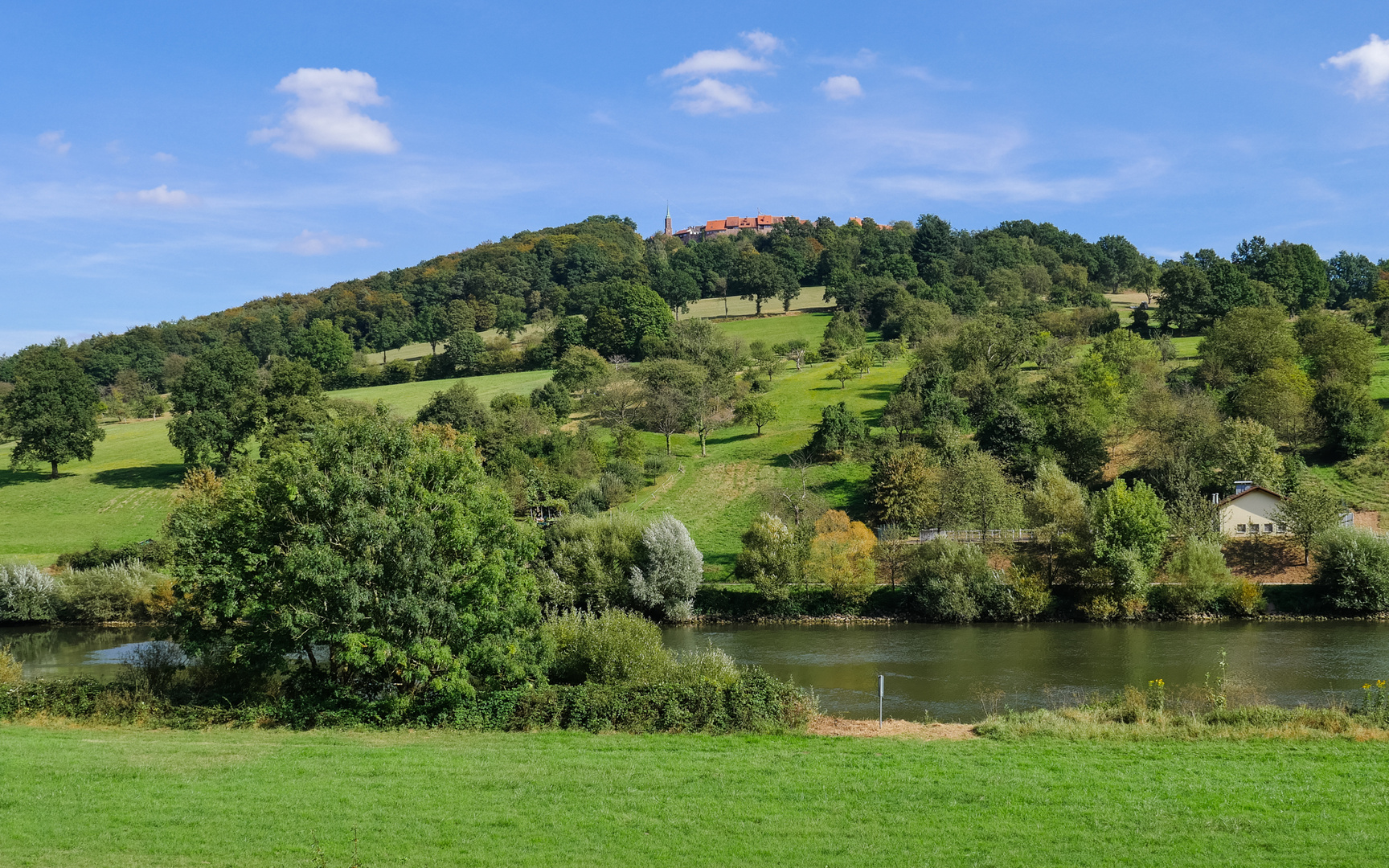 Hügel mit Dilsberg am Neckar 2 2016