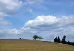 Hügel und Wolken