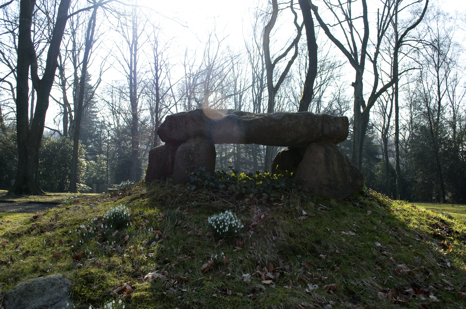 Hügelgrab auf einem Soldatenfriedhof