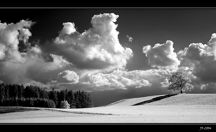 hügelige Landschaft mit Wolken..