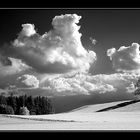 hügelige Landschaft mit Wolken..