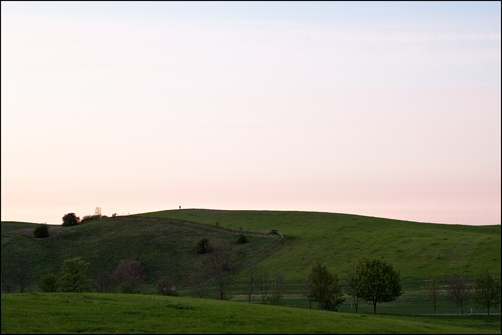 Hügellandschaft im Abendlicht