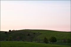 Hügellandschaft im Abendlicht