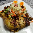 Hühnchen mit Blattsalat, Honigsenfdressing und Parmesan mit Croutons