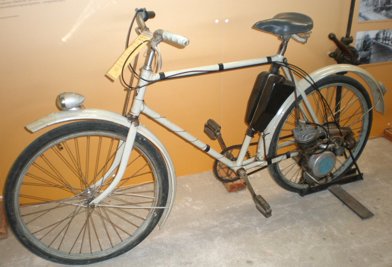 Hühnerschreck aus der DDR (Fahrrad mit Hilfsmotor)