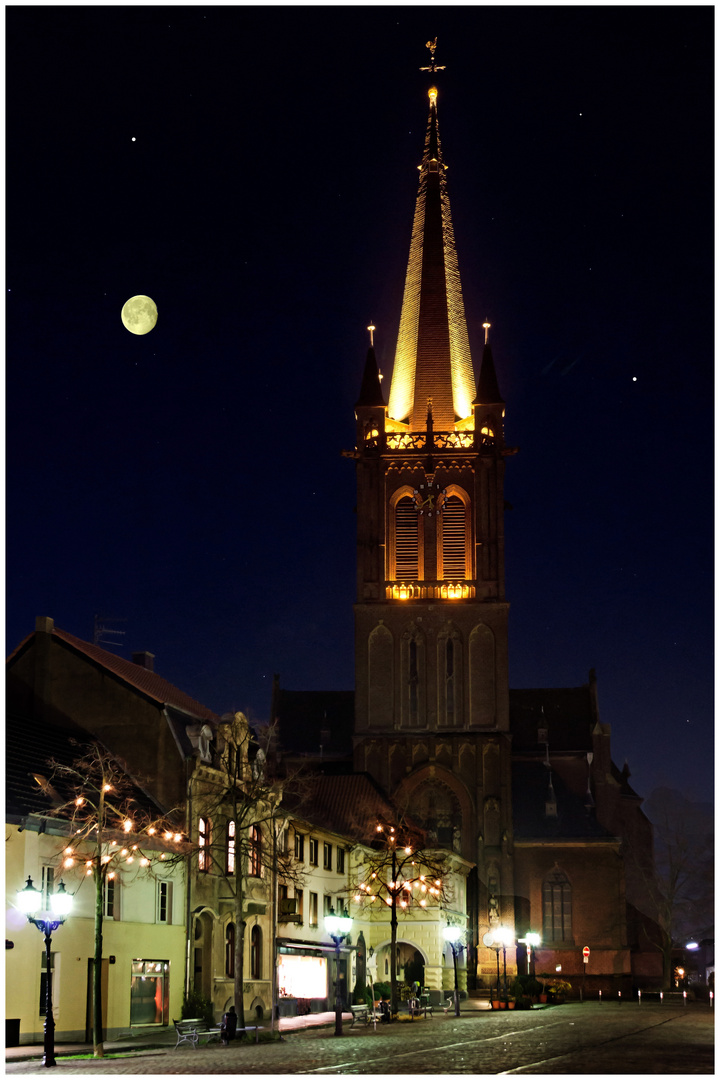 Hülser Markt mit der Kirche St. Cyriakus