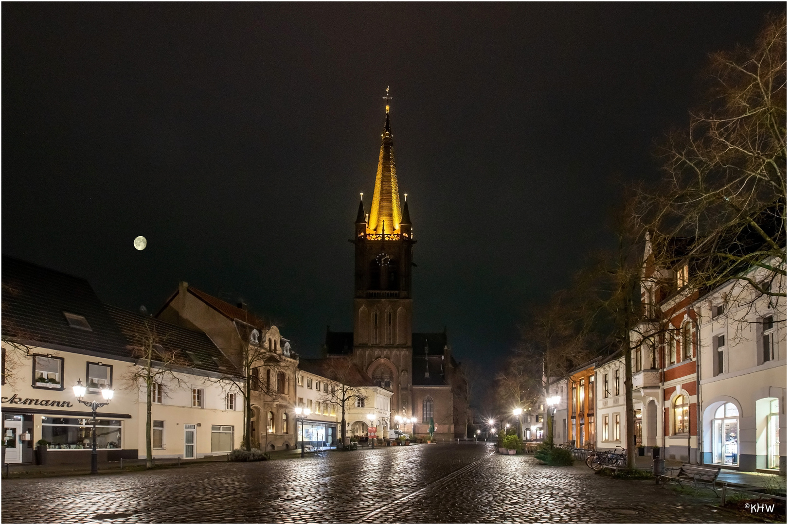 Hülser Markt mit der Kirche St. Cyriakus