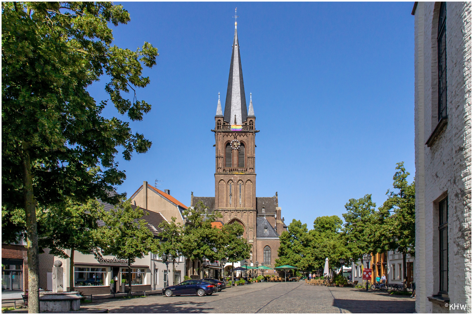 Hülser Marktplatz mit der Kirche St. Cyriakus